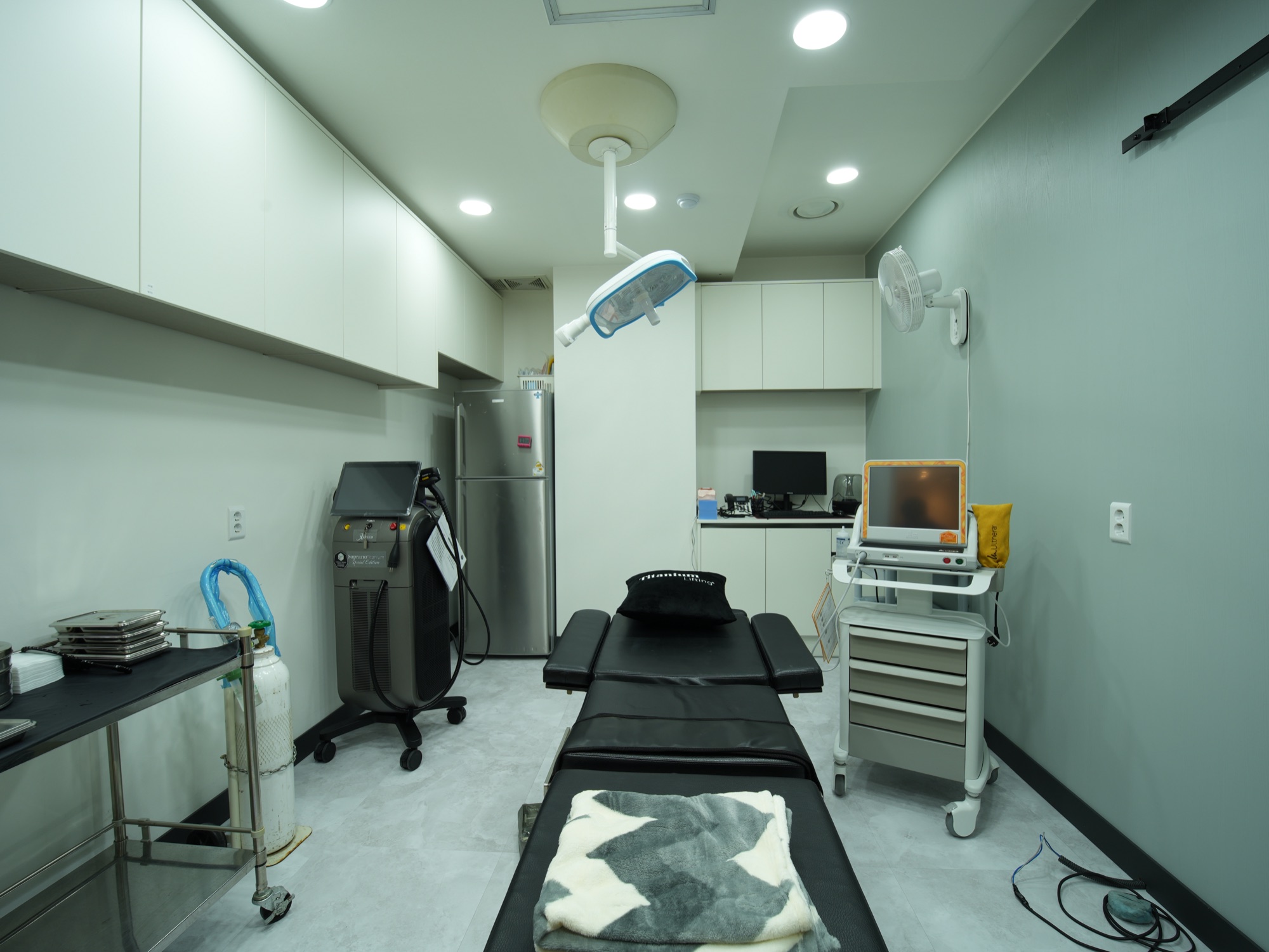 Fat-dissolving injection performed in HERA Clinic's treatment room in Gangnam, Seoul