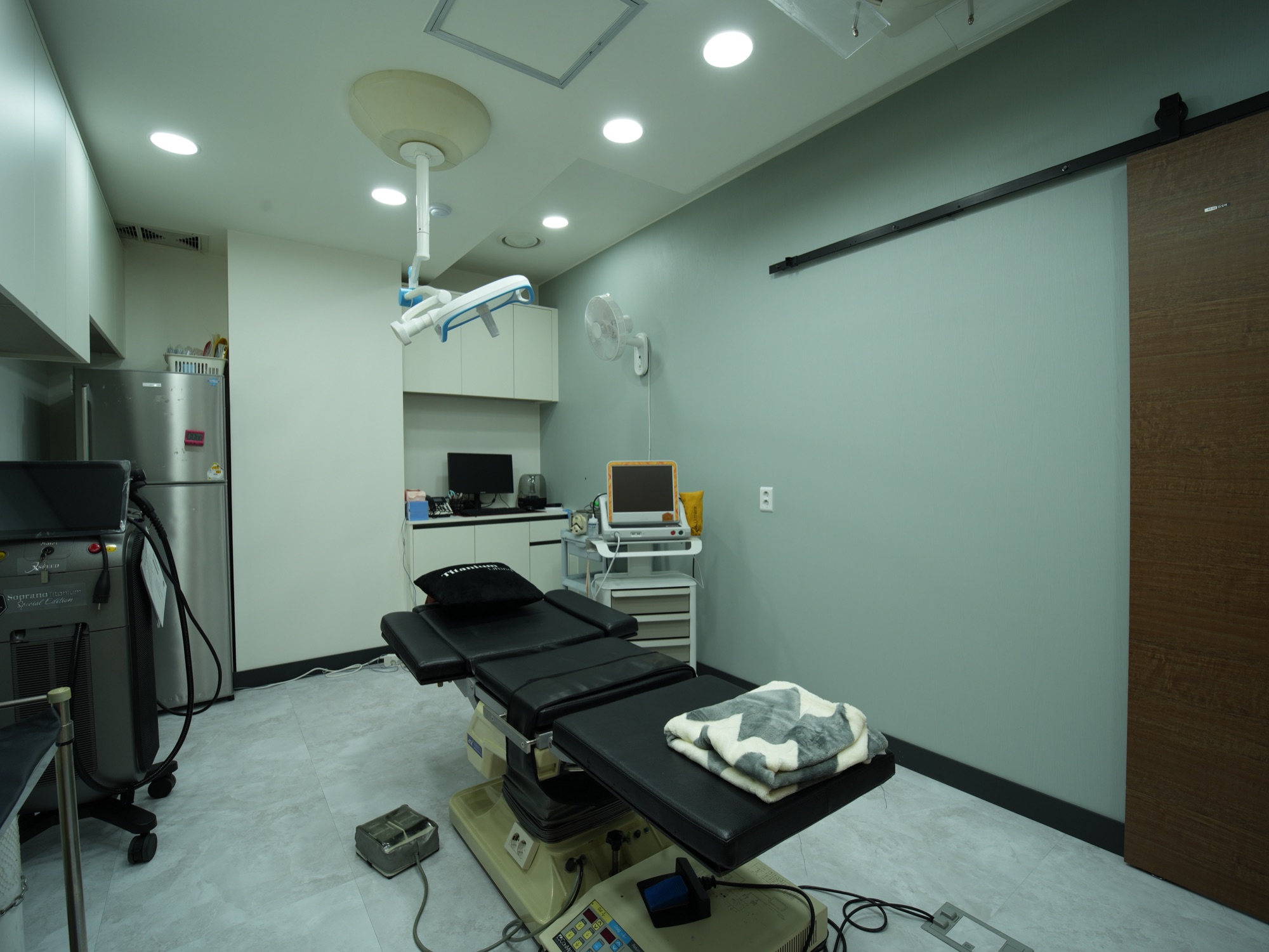 Shrink lifting performed in HERA Clinic's treatment room in Gangnam, Seoul